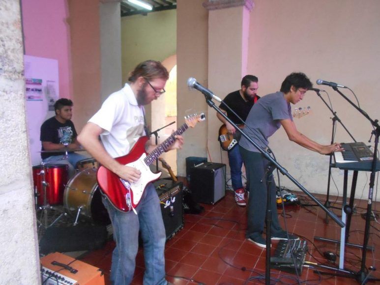 Fernando Sanginés en acción con su guitarra.