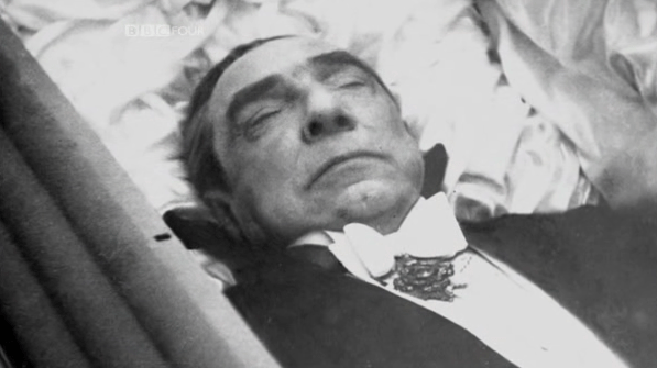 Bela Lugosi en su ataúd