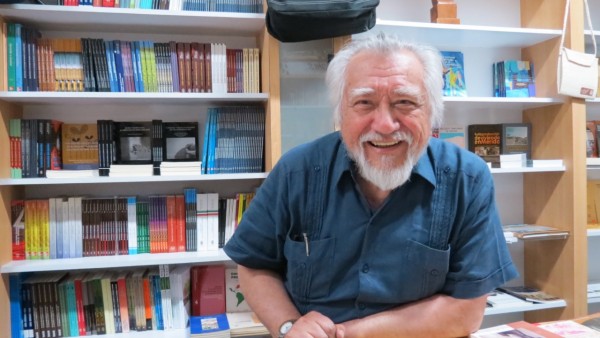 Entrevista con Agustín Monsreal: “Escribir no es vocación, es destino” –  Revista Soma