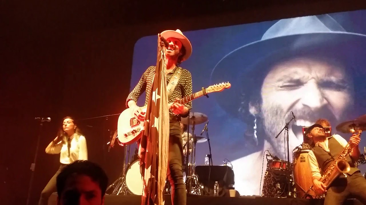 Leiva siente 'La llamada' con las luces apagadas y las piernas abiertas