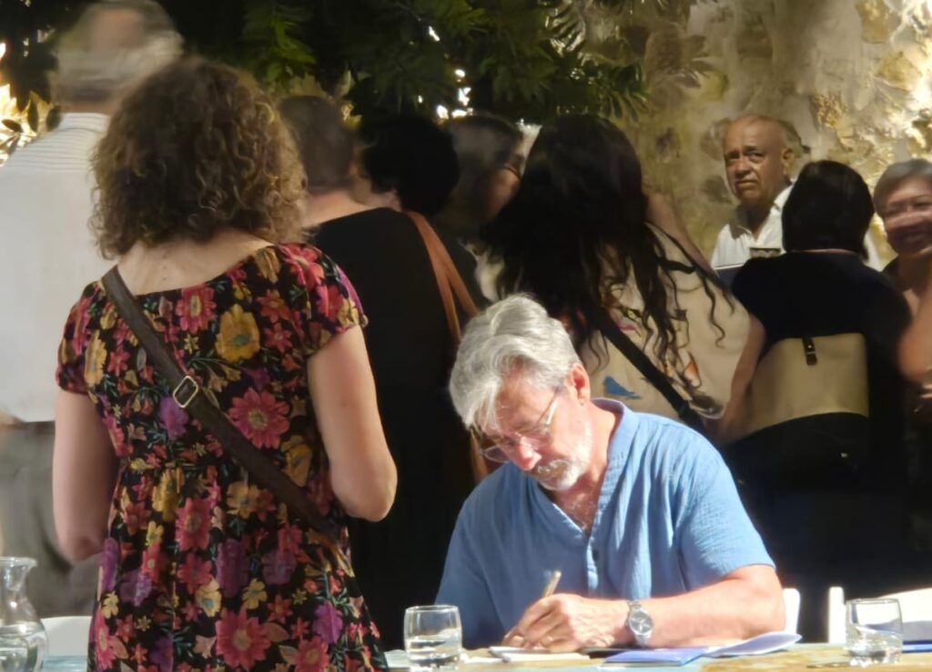 El autor, Rafael Robles de Benito, dedicando sus libros.