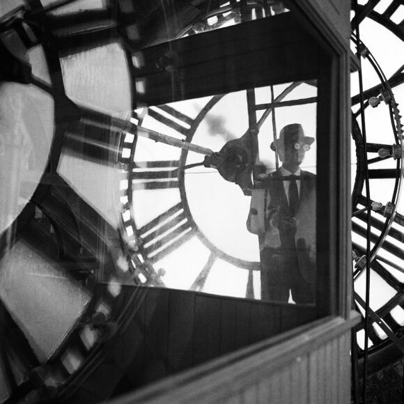 Colin dentro de un reloj